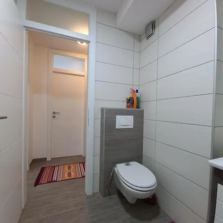 公寓 Ema With Garage