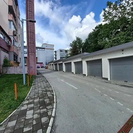 公寓 Ema With Garage