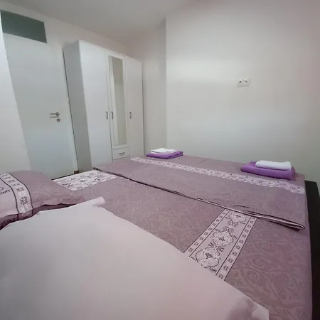 Ema With Garage 大克拉杜沙