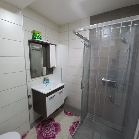 公寓 Ema With Garage *